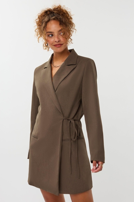 Ydence bruine dames jurk | Model achteraanzicht