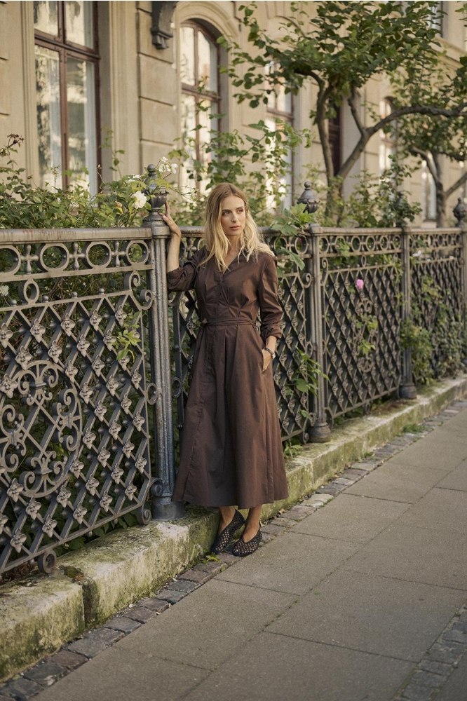 Culture bruine dames jurk | Sfeerbeeld, In situatie