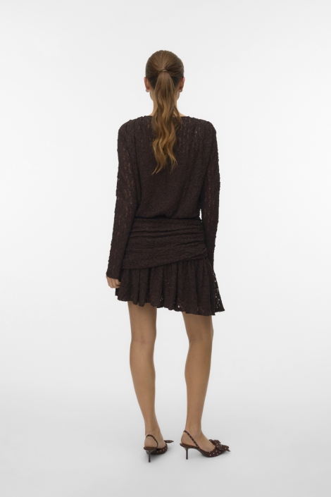 Vero Moda bruine dames jurk | Model achteraanzicht