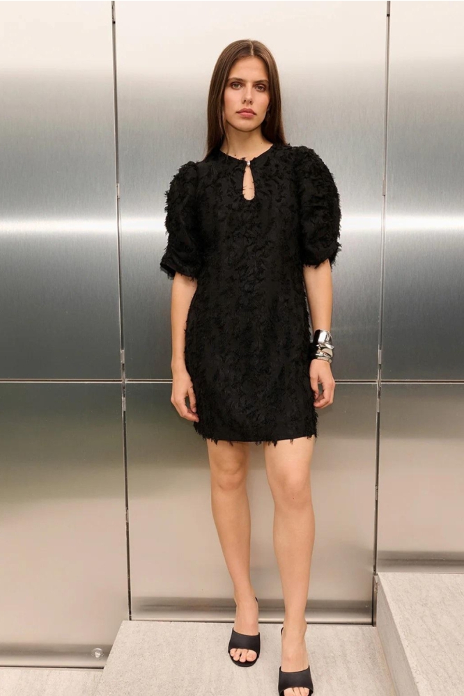 Aaiko zwarte dames jurk | Model vooraanzicht