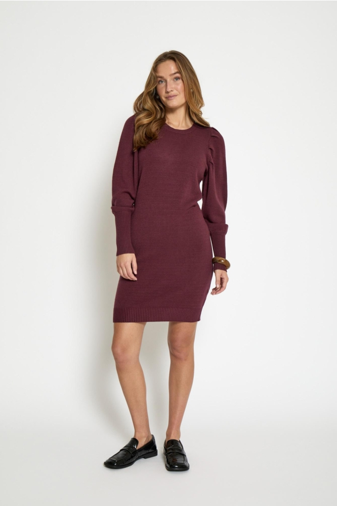 Peppercorn bordeaux dames jurk | Model vooraanzicht