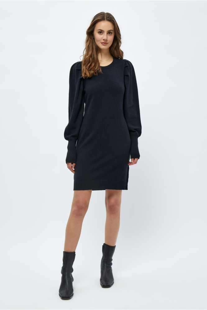 Peppercorn zwarte dames jurk | Model vooraanzicht