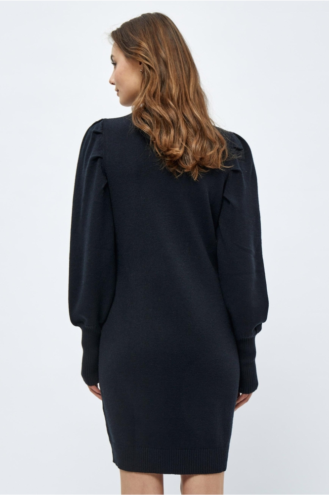 Peppercorn zwarte dames jurk | Model achteraanzicht