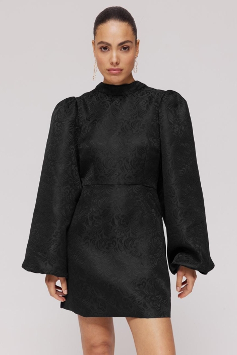 Harper & Yve zwarte dames jurk | Model vooraanzicht