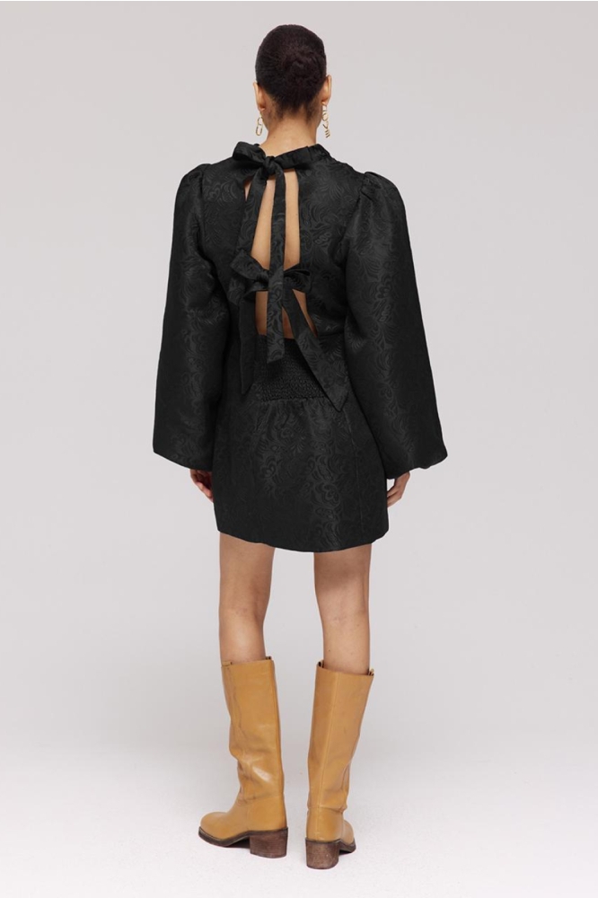 Harper & Yve zwarte dames jurk | Model achteraanzicht