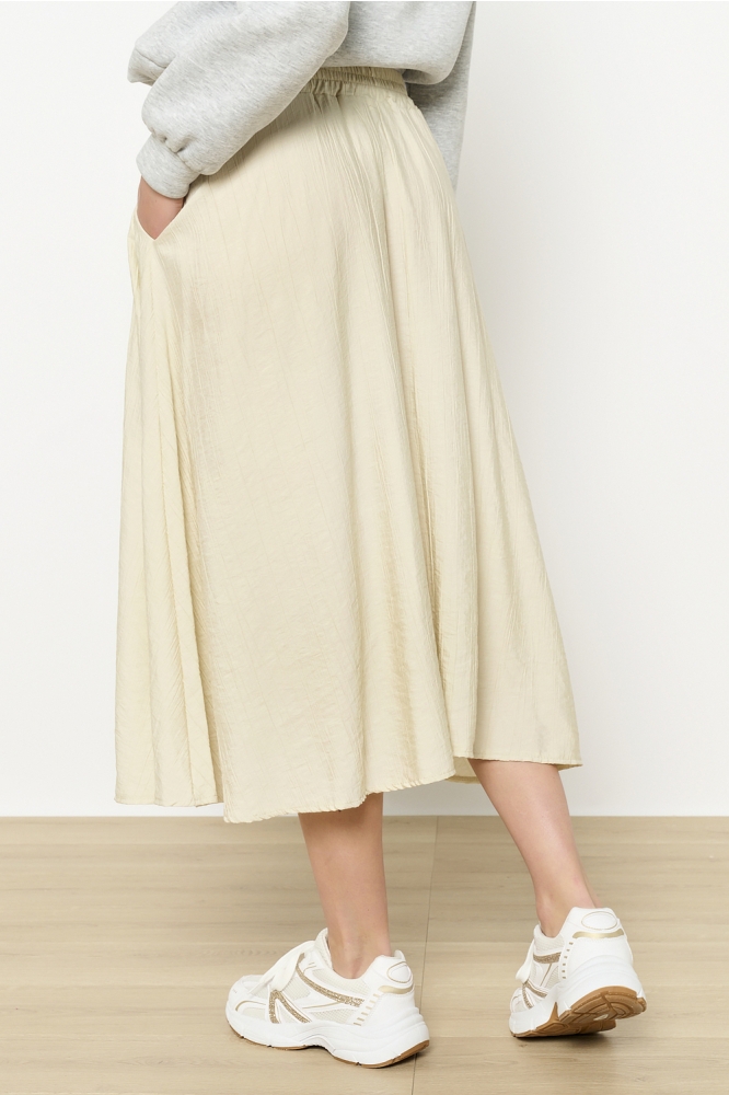 LolaLiza beige dames rok | Model achteraanzicht