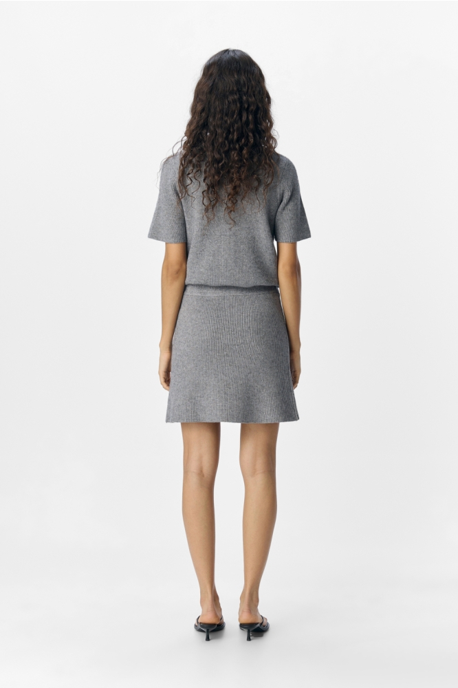 Object grijze dames rok | Model