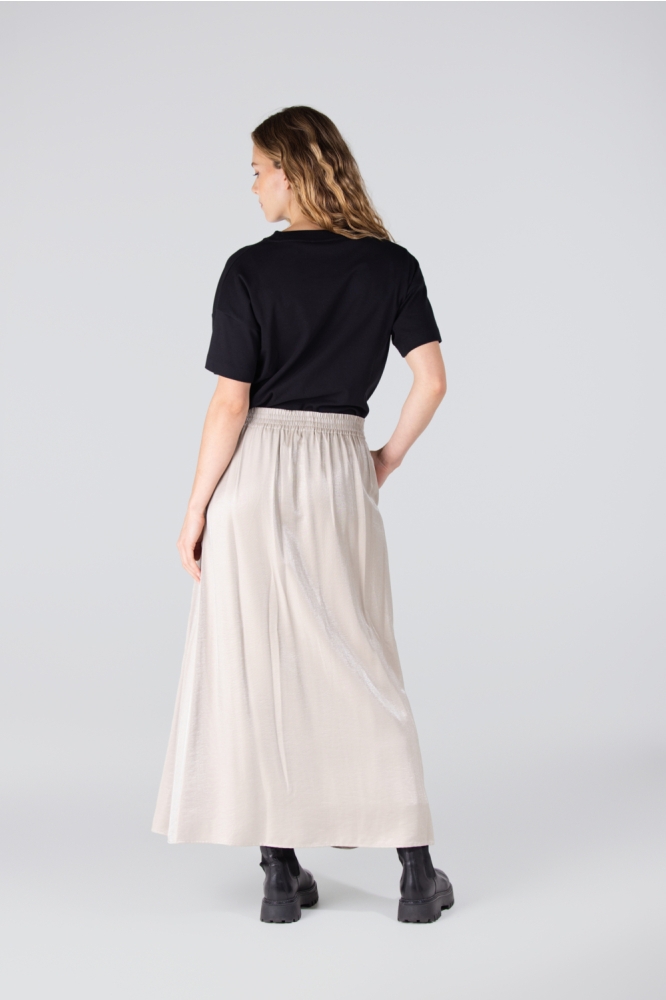 Juffrouw Jansen beige dames rok | Model achteraanzicht