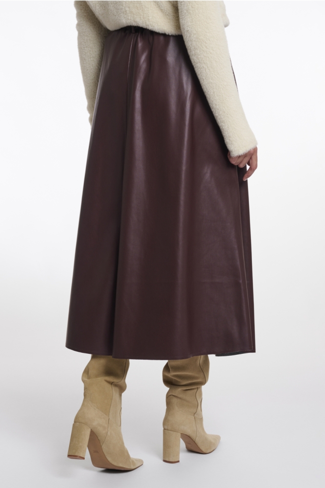 Rino & Pelle bordeaux dames rok | Model achteraanzicht