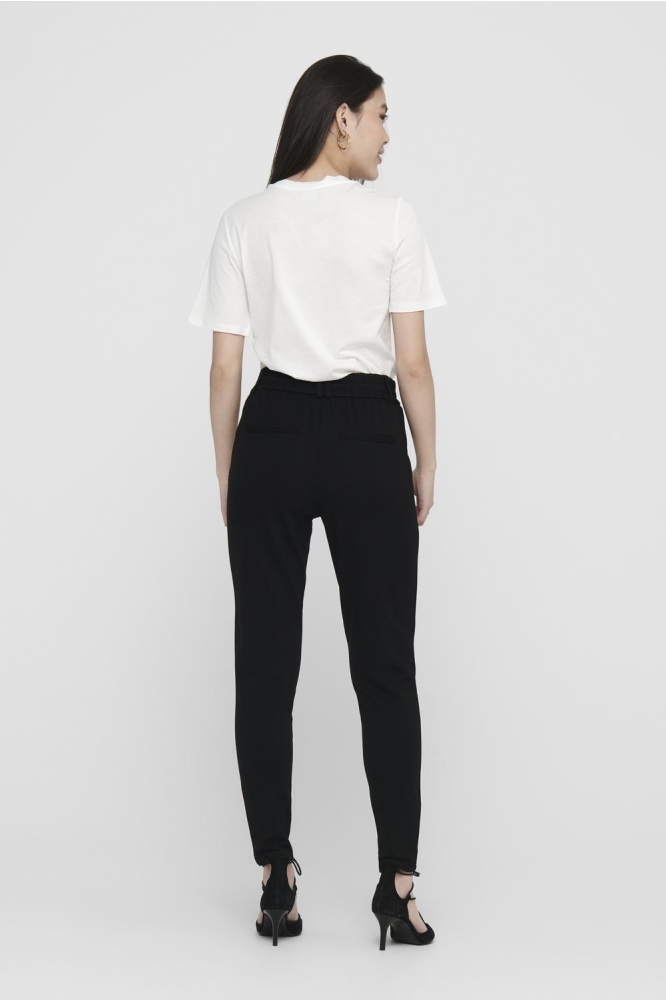 Only zwarte dames broek | Model achteraanzicht