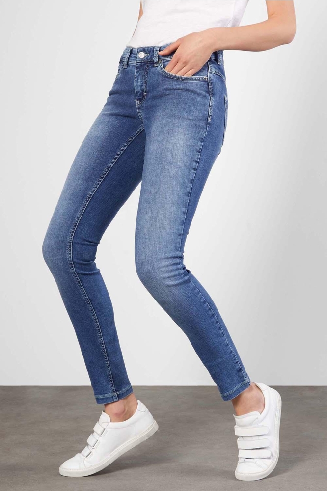 Mac blauwe dames jeans | Model zijaanzicht
