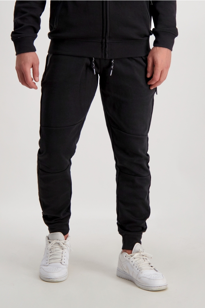 Cars zwarte heren broek | Model vooraanzicht