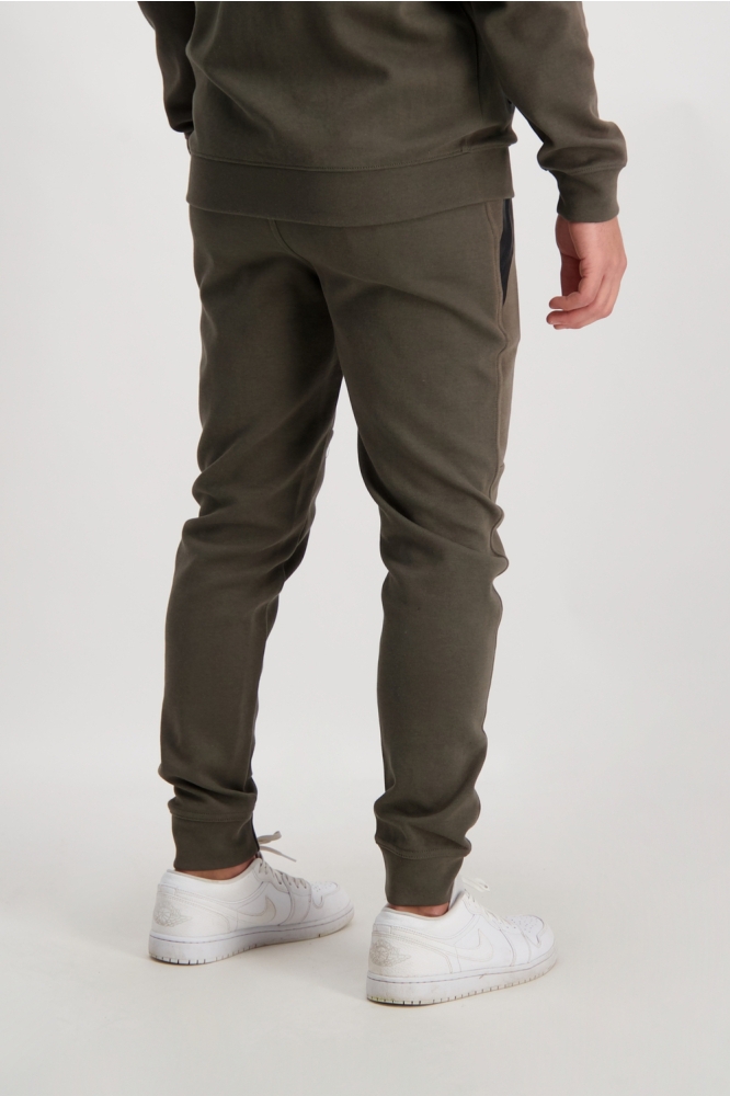 Cars groene heren broek | Model achteraanzicht