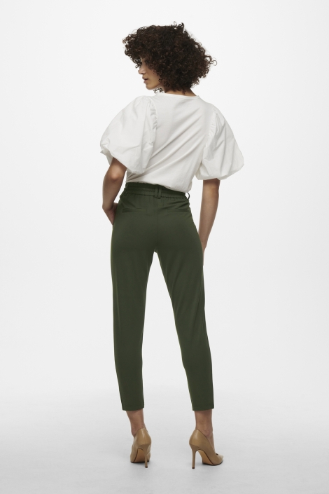 Only groene dames broek | Model achteraanzicht