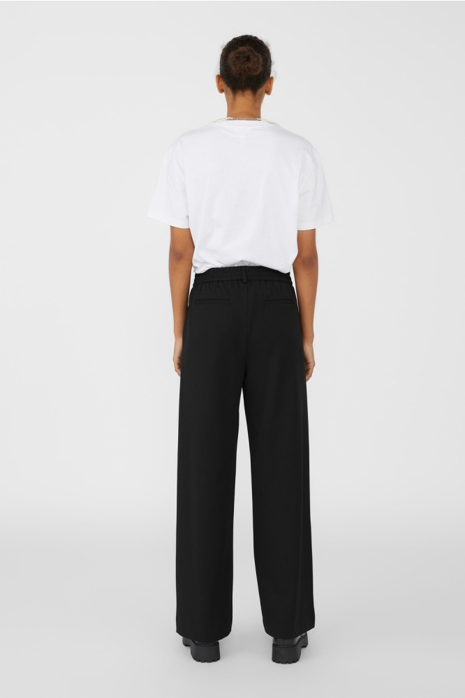 Object zwarte dames broek | Model achteraanzicht