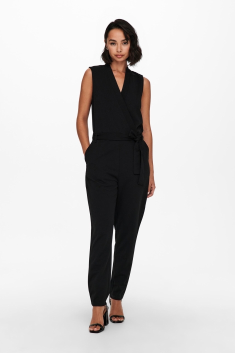 Jacqueline de Yong zwarte dames jumpsuit | Model vooraanzicht