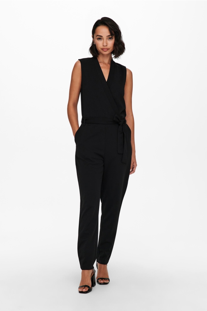 Jacqueline de Yong zwarte dames jumpsuit | Model vooraanzicht