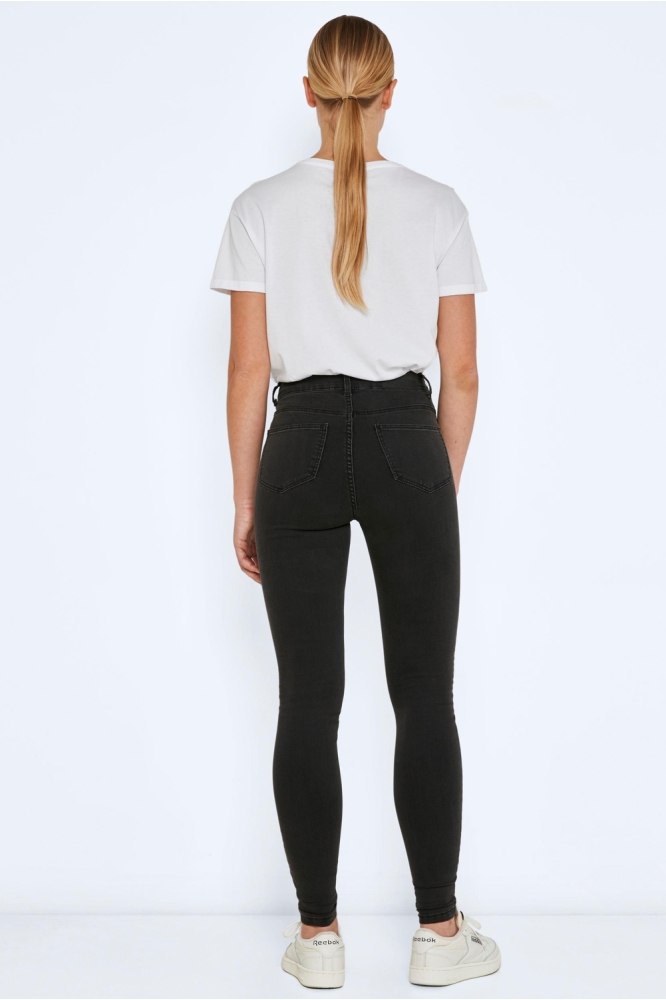 Noisy may zwarte dames jeans | Model achteraanzicht