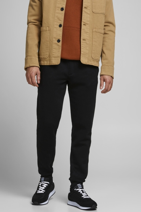Jack & Jones zwarte heren broek | Model vooraanzicht