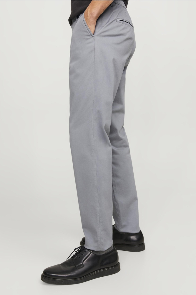 Jack & Jones grijze heren broek | Model zijaanzicht