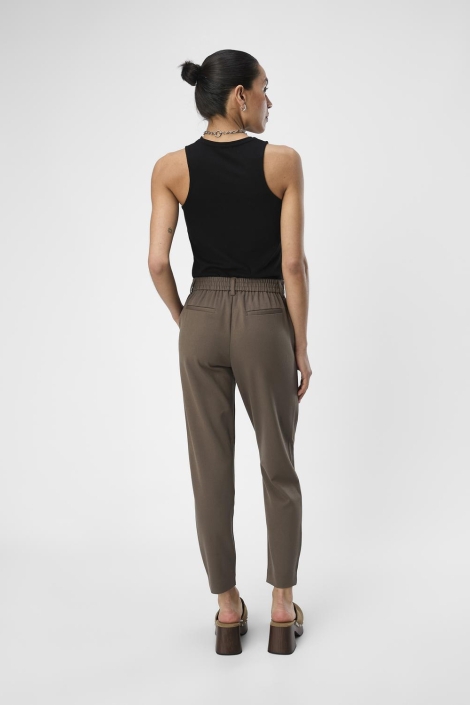 Object bruine dames broek | Model achteraanzicht