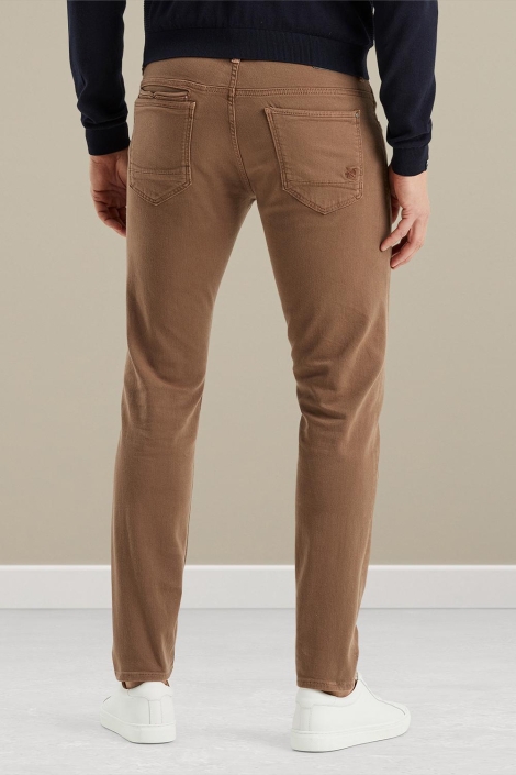 Vanguard bruine heren jeans | Model achteraanzicht