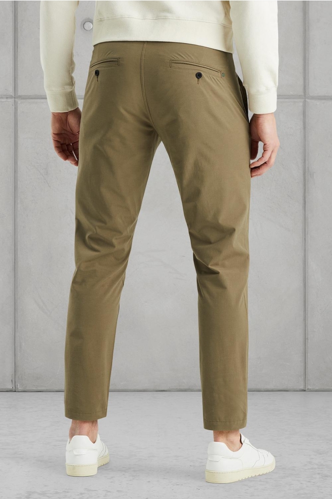 Cast Iron groene heren broek | Model achteraanzicht