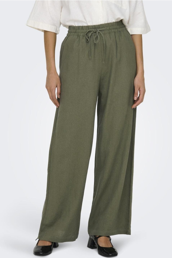 Jacqueline de Yong groene dames broek | Model vooraanzicht