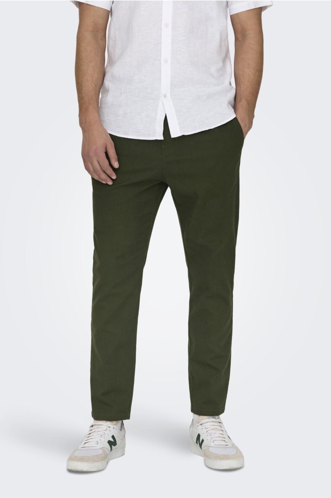Only & Sons groene heren broek | Model vooraanzicht