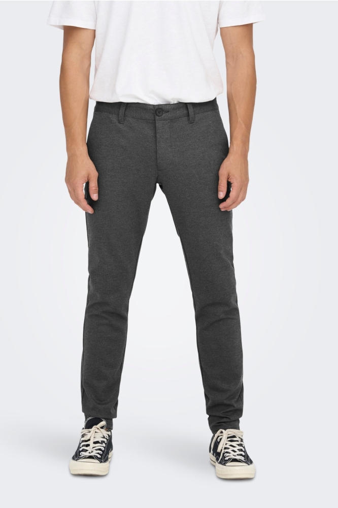 Only & Sons zwarte heren broek | Model vooraanzicht