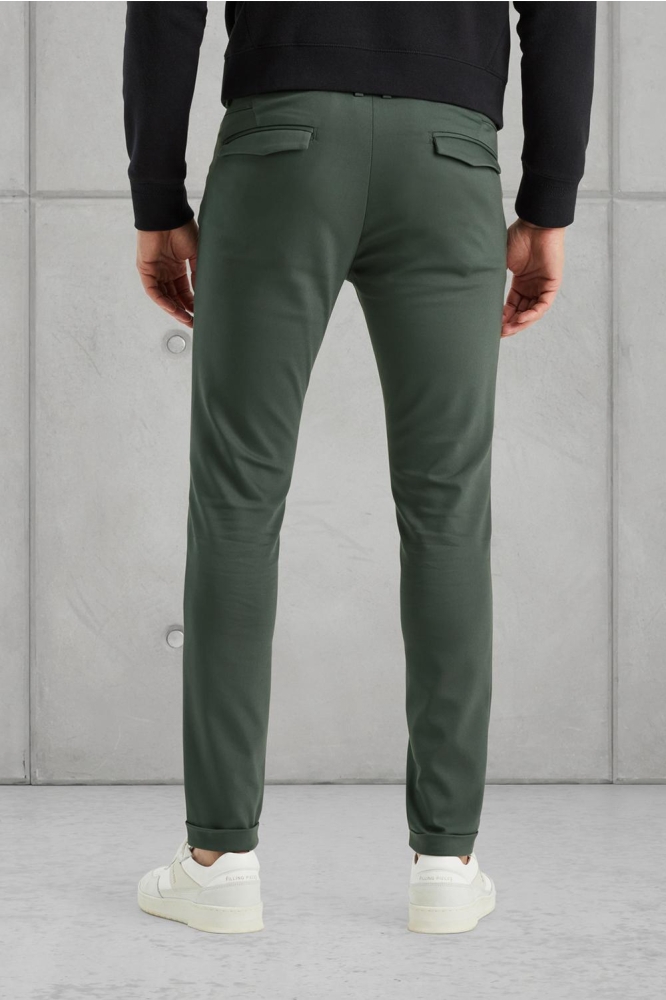 Cast Iron groene heren broek | Model achteraanzicht
