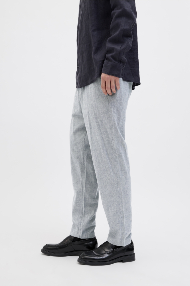 Jack & Jones blauwe heren broek | Model zijaanzicht