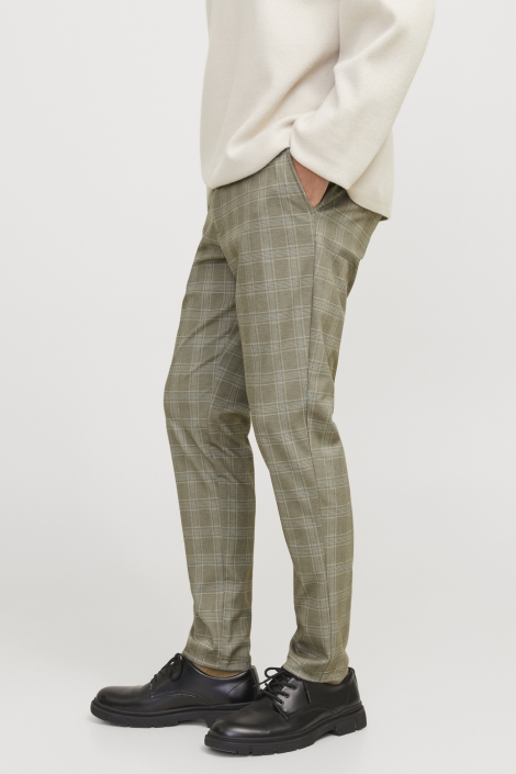 Jack & Jones groene heren broek | Model zijaanzicht