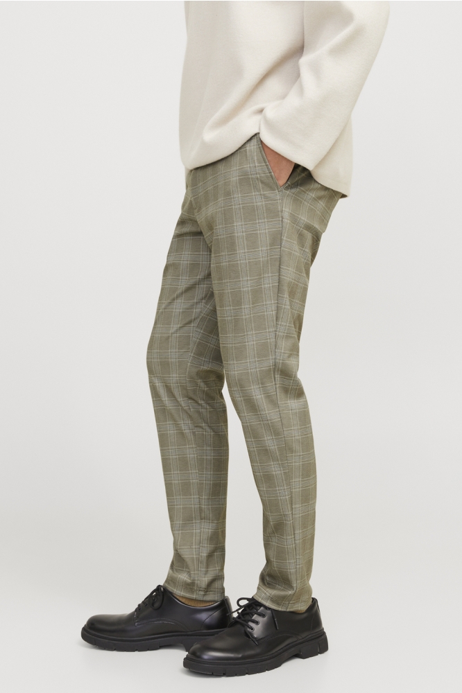Jack & Jones groene heren broek | Model zijaanzicht