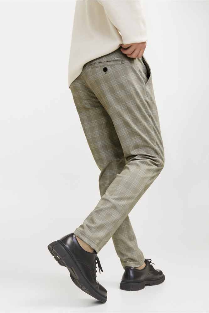 Jack & Jones groene heren broek | Model achteraanzicht