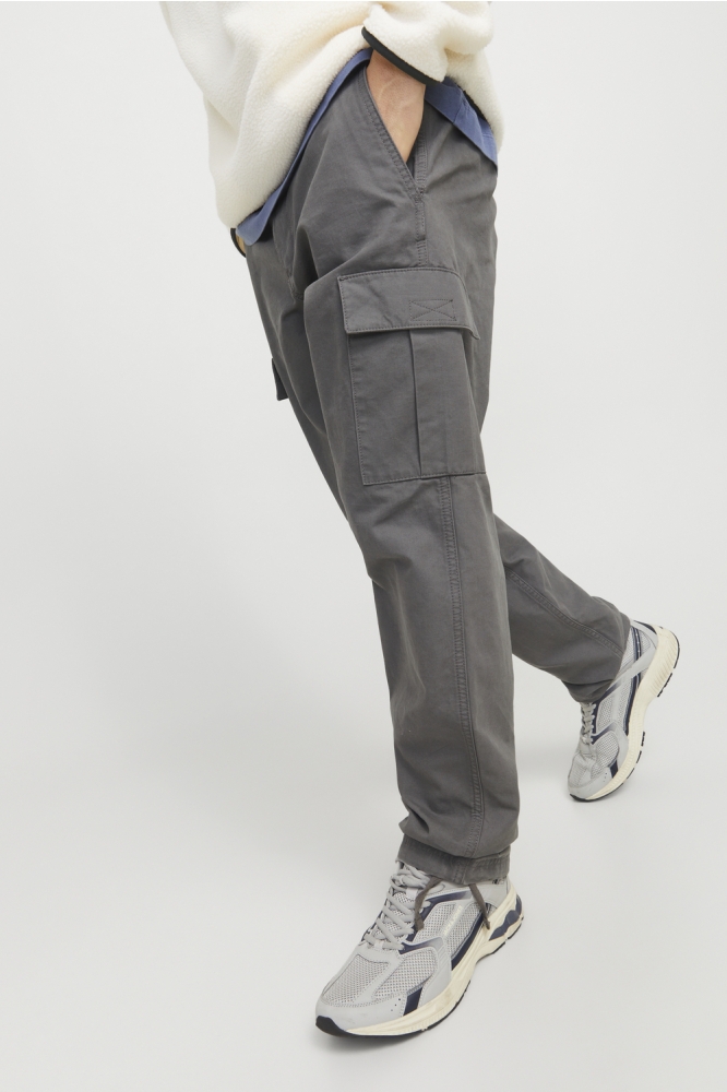 Jack & Jones grijze heren broek | Model vooraanzicht
