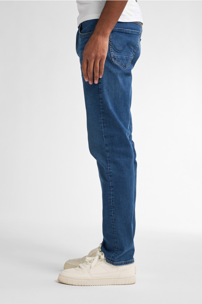 Petrol Industries blauwe heren jeans | Model zijaanzicht