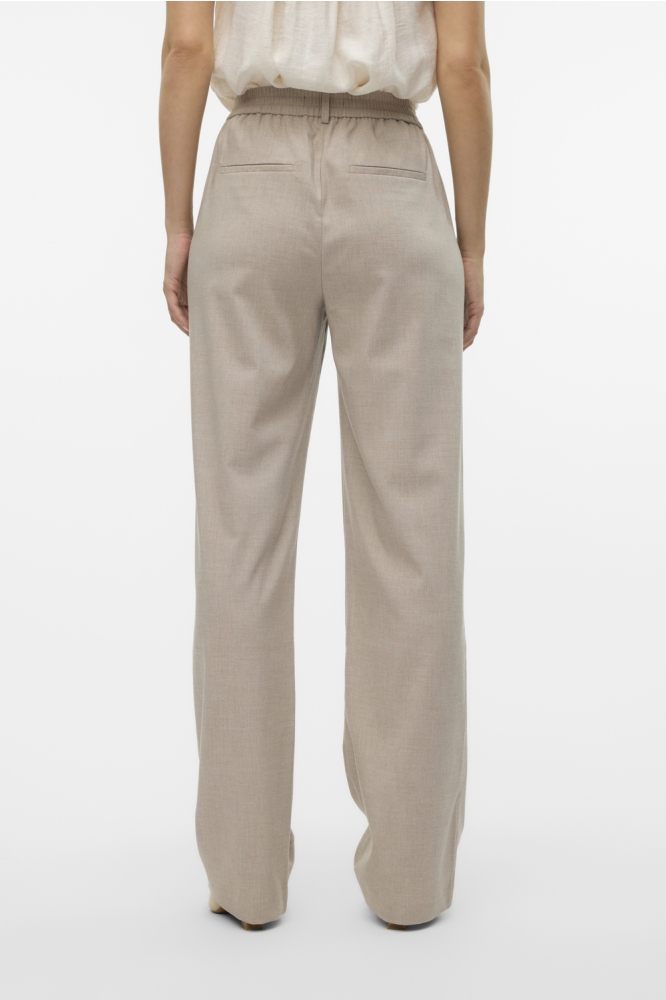 Vero Moda beige dames broek | Model achteraanzicht