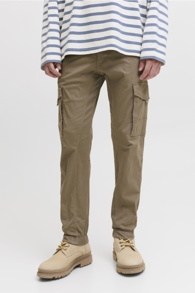 Jack & Jones camel heren broek | Model vooraanzicht