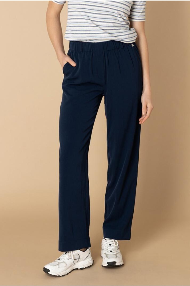 Ivy Beau blauwe dames broek | Model vooraanzicht