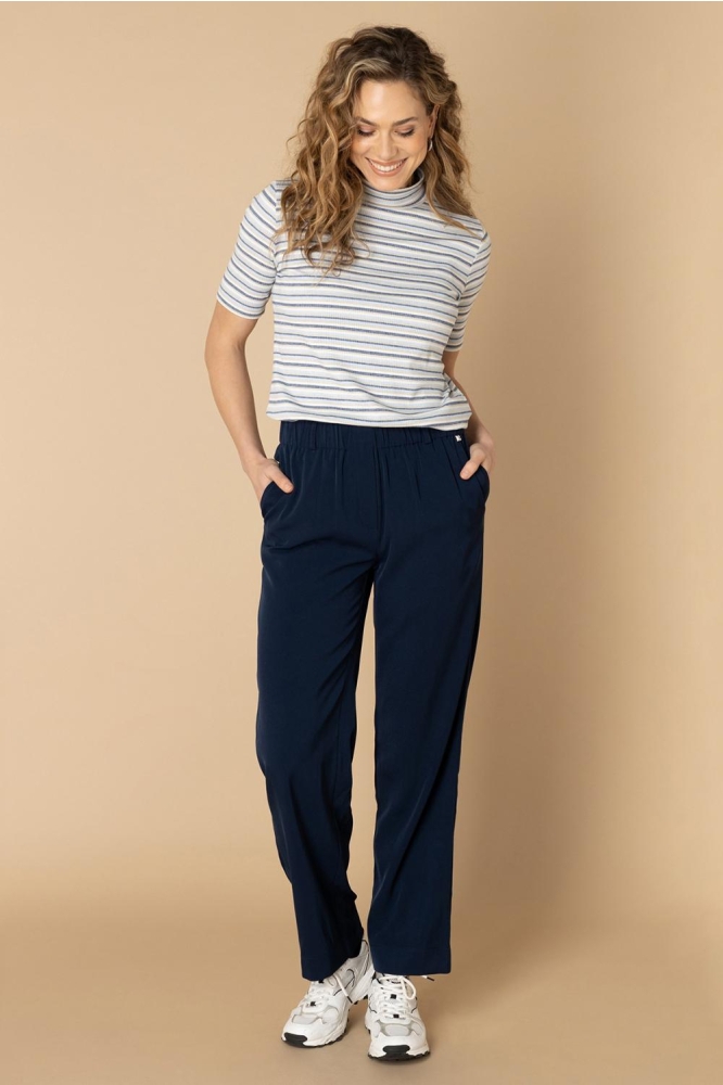 Ivy Beau blauwe dames broek | Model