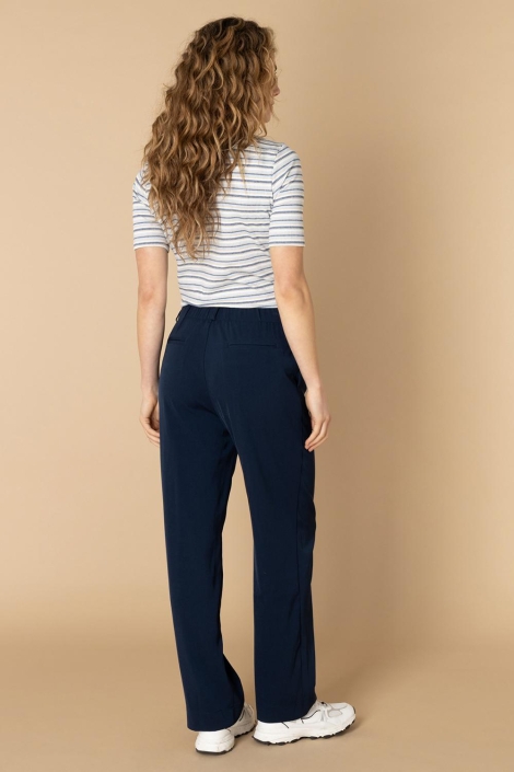 Ivy Beau blauwe dames broek | Model