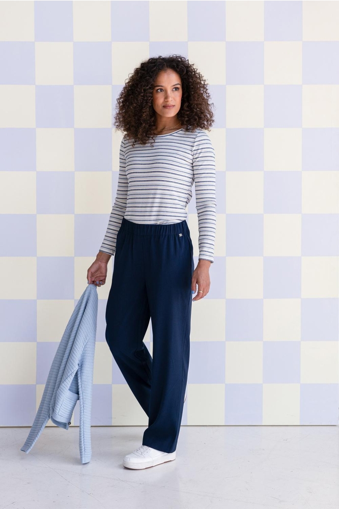 Ivy Beau blauwe dames broek | Sfeerbeeld, In situatie