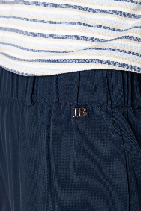 Ivy Beau blauwe dames broek | Close up