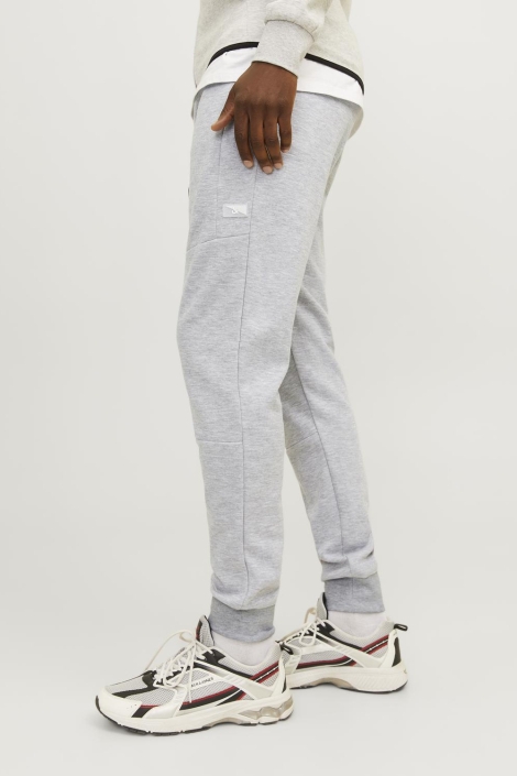 Jack & Jones grijze heren broek | Model zijaanzicht