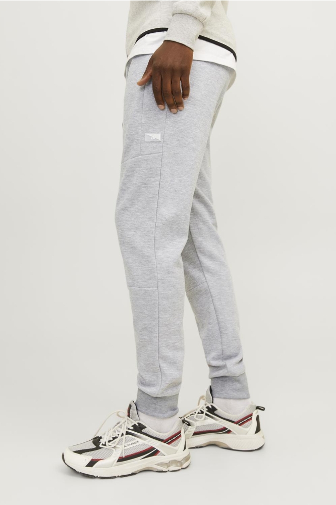 Jack & Jones grijze heren broek | Model zijaanzicht