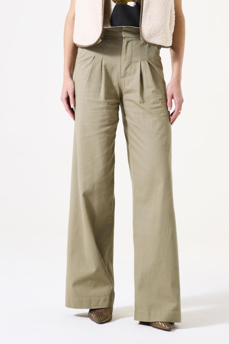 Garcia groene dames broek | Model vooraanzicht