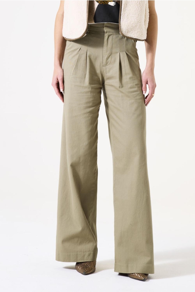 Garcia groene dames broek | Model vooraanzicht