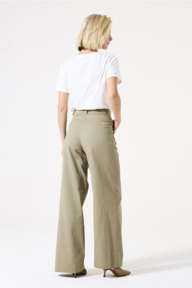Garcia groene dames broek | Model achteraanzicht