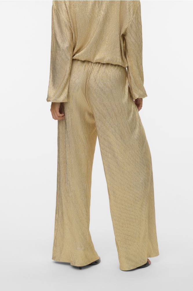 Vero Moda gouden dames broek | Model achteraanzicht